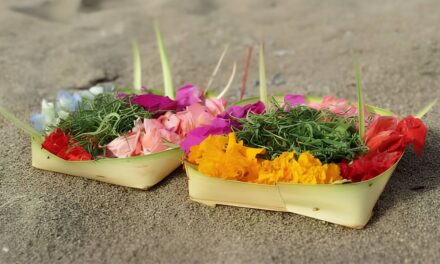 Canang Sari – Manifestasi Bakti dan Filosofi Keseimbangan Semesta