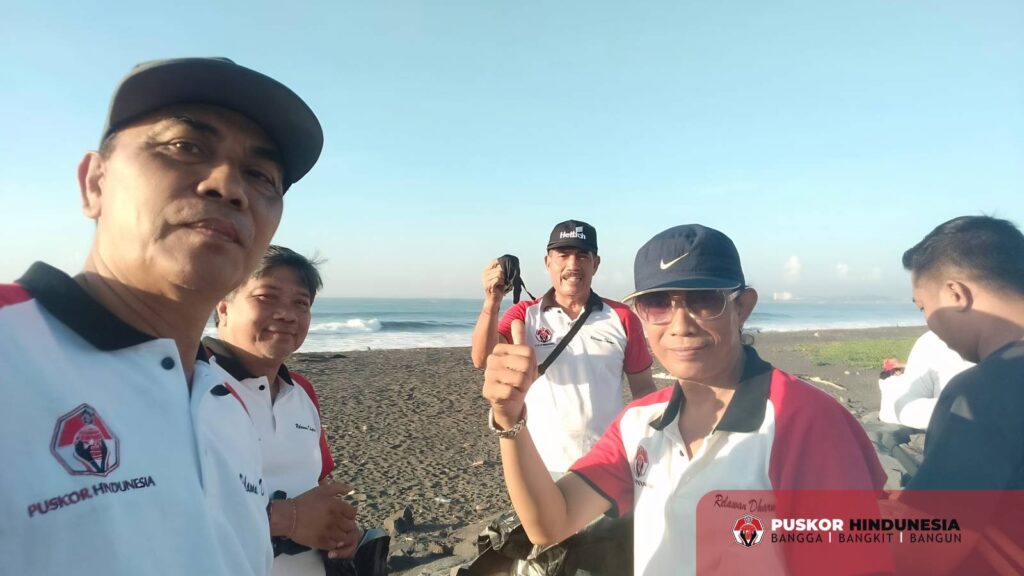 Bendahara Umum Puskor Hindunesia Ir I Putu Siarta SH bersama relawan Dharma