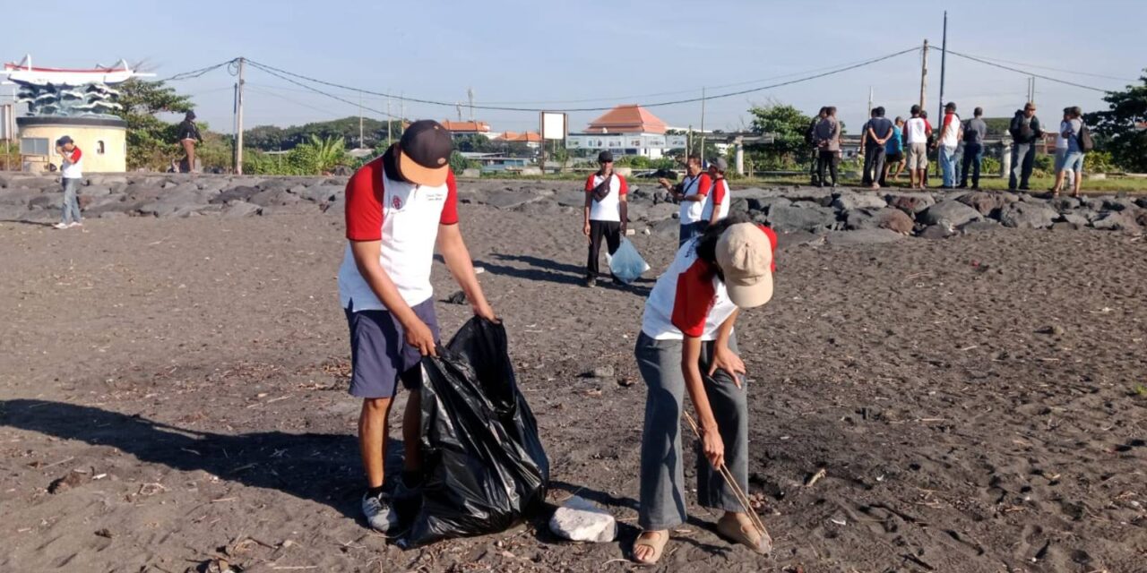 HUT ke-23 Puskor Hindunesia Gelar Bhakti Palemahan di Pantai Biaung