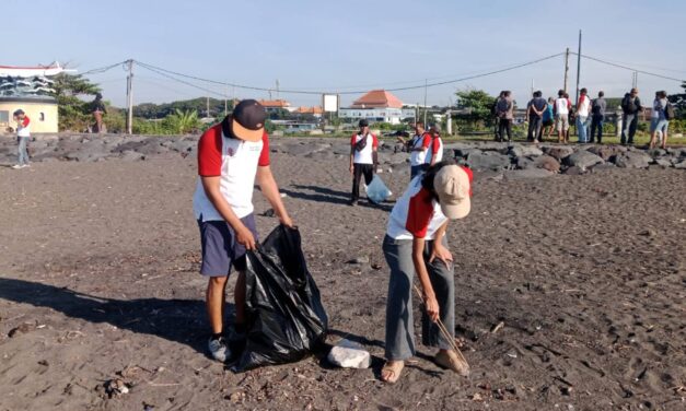 HUT ke-23 Puskor Hindunesia Gelar Bhakti Palemahan di Pantai Biaung