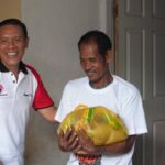 Dekorda Lombok Utara Puskor Hindunesia Menyalurkan Bantuan Tongkat dan Sembako Dalam Kepedulian Sosial