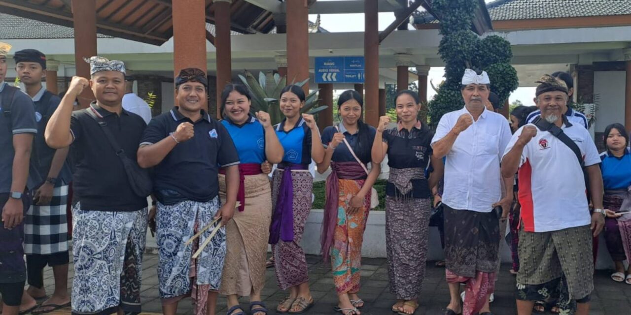 Relawan Dharma Rendang Karangasem Ngayah Mereresik Bersama SMK Giri Pendawa di Besakih