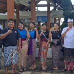 Relawan Dharma Rendang Karangasem Ngayah Mereresik Bersama SMK Giri Pendawa di Besakih