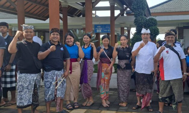 Relawan Dharma Rendang Karangasem Ngayah Mereresik Bersama SMK Giri Pendawa di Besakih