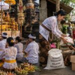 Antara Menolong Sesama Manusia dan Melaksanakan Ritual Keagamaan