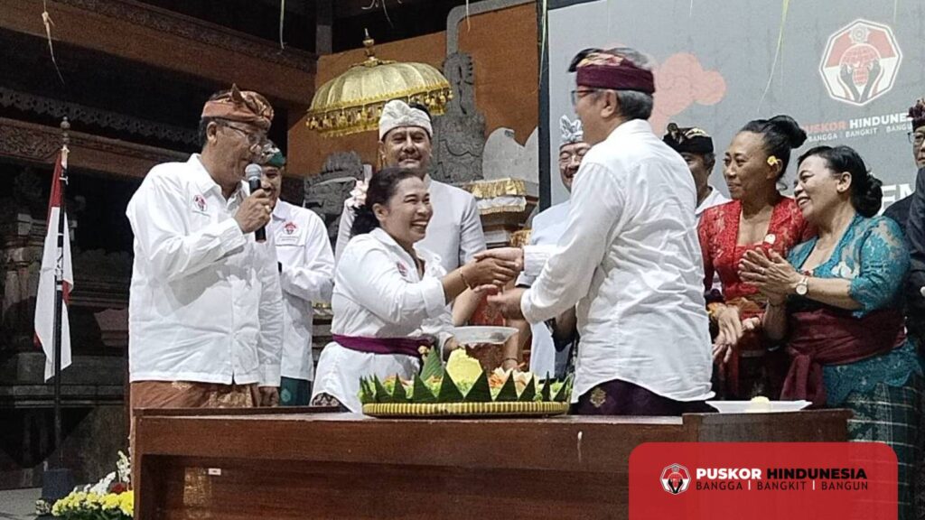 Penyerahan Potongan Tumpeng Hari Jadi Ke-23 Puskor Hindunesia Ke Ibu Komang Puspita 