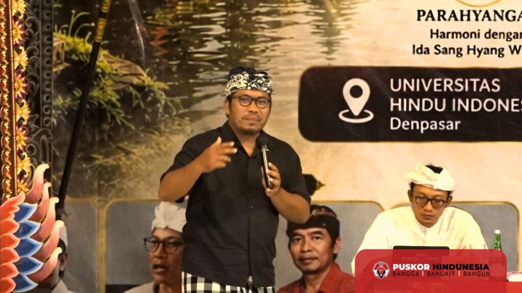 Ar Nyoman Gede Maha Putra Saat Memaparkan Materi Perkembangan Arsitektur Bali Dari Masa ke Masa