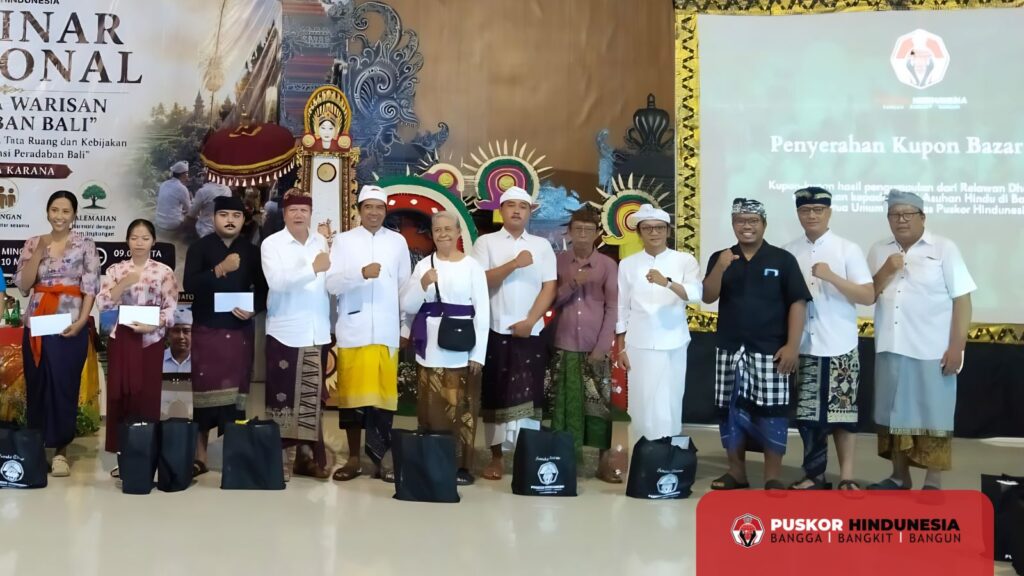 Ar Nyoman Gede Maha Putra (ketiga dari kanan) Turut Menyerahkan Kupon Bazar ke Panti Asuhan Hindu
