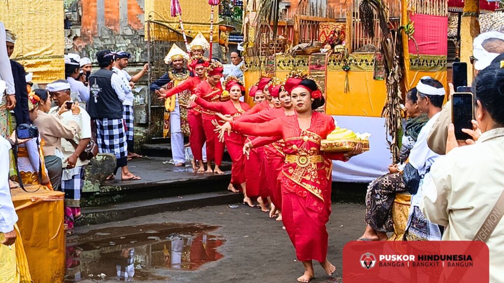 Berbagai Haturan Tari dan Prosesi di Pura Kahyangan Jagat Dalem Balingkang pada Puncak Wali Krama