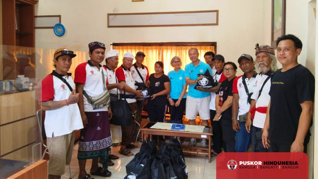 Bersama tim Relawan Dharma menyerahkan secara simbolis bantuan kepada perwakilan di wilayahnya