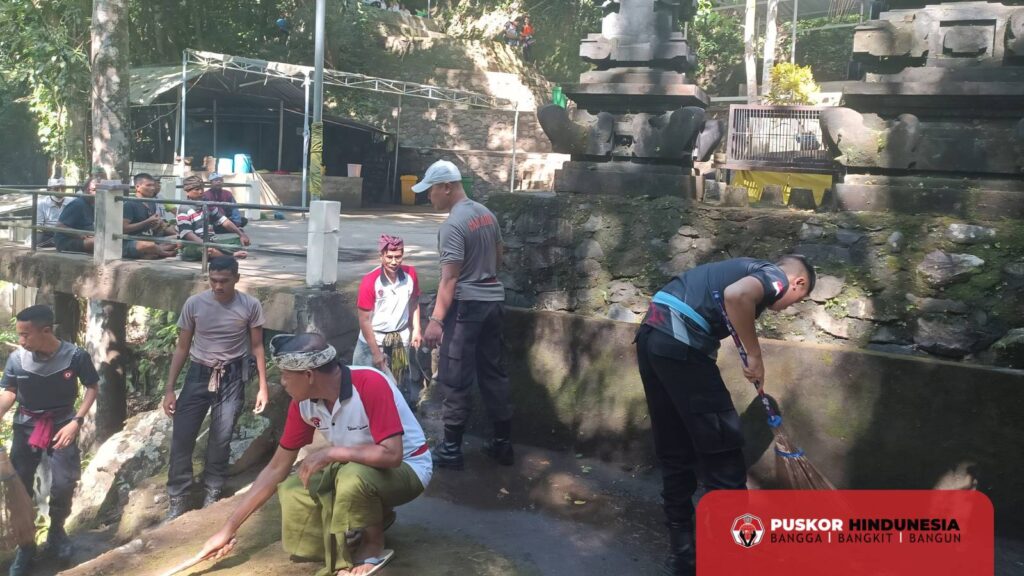 Bersih Bersih Bersama Dekorda Lombok di Pura Manik