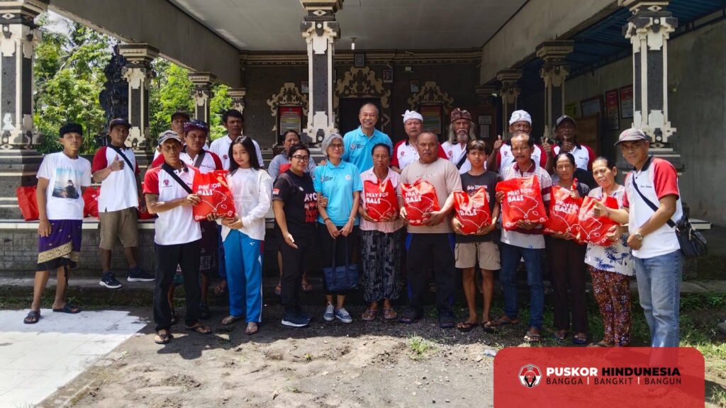 Foto Bersama setelah menyerahkan bantuan secara simbolis sembari berbagi senyum