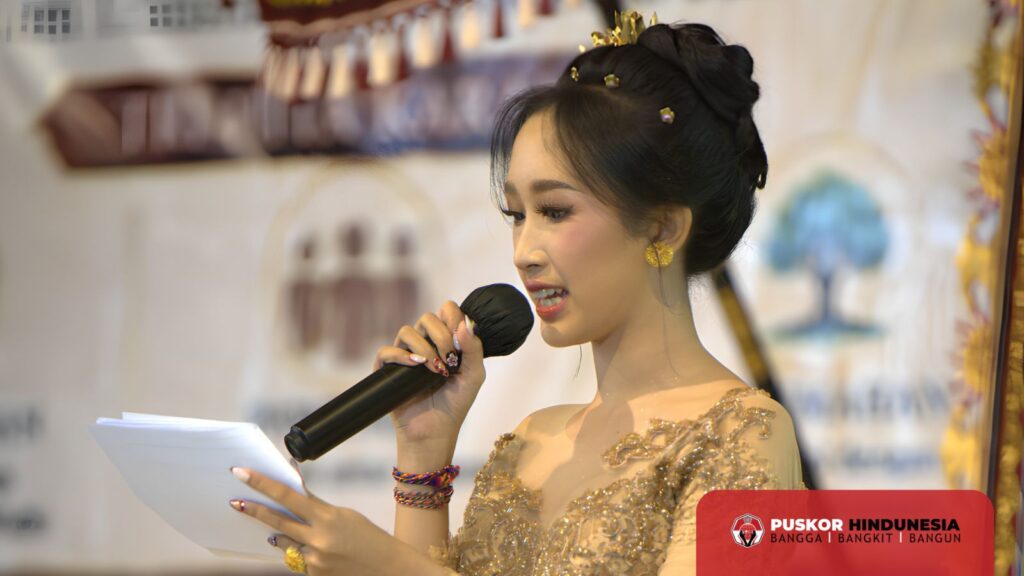 Gek Dian - Master of Ceremony Memandu Jalannya Seminar Nasional Puskor Hindunesia