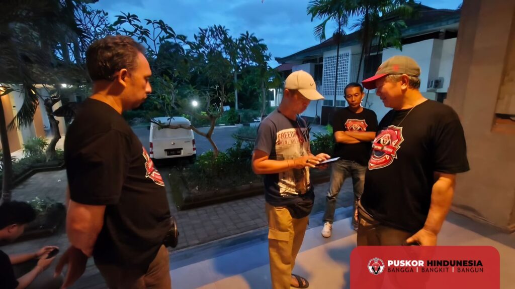 Ketua Umum Dekornas Ida Bagus Ketut Susena bersama Romo Kasmadi saat berkoordinasi akhir tim panitia.