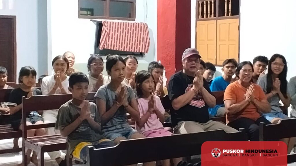 Ketua Umum Dekornas Puskor Hindunesia Ditengah Anak-Anak Panti Asuhan Sanatana Dharma Melaya