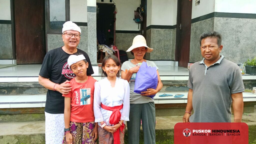 Ketua Umum berfoto bersama putra dan putri beliau disela penyerahan bantuan Banjir Karangasem