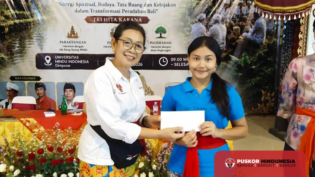 Koordinator Nitama Puskor Hindunesia - Dewa Ayu Putu Tuty Setiari Menyerahkan Bantuan ke Yayasan Tat Twam Asi