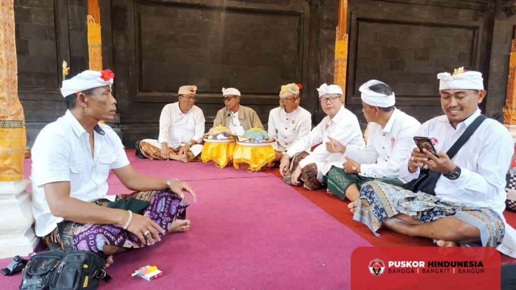 Mesandekan setelah prosesi Persembahyangan yang diakomodir oleh Panitia Walikrama Dalem Balingkang