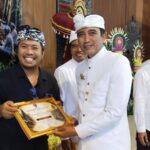 Narasumber Ar I Nyoman Gede Maha Putra ST MSc PhD Menerima Plakat Piagam Narasumber Seminar