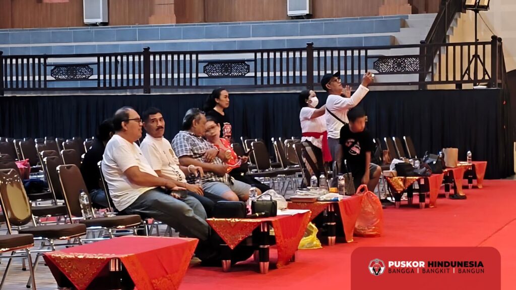Para Relawan Dharma Puskor Hindunesia penuh konsentrasi mengikuti gladi bersih untuk memastikan kelancaran alur acara puncak esok hari