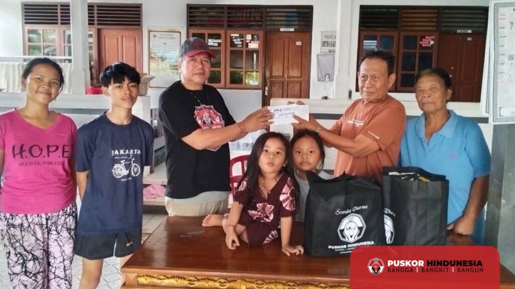 Puskor Hindunesia Menyerahkan Bantuan dan Kupon Bazar Relawan Dharma Untuk Panti Asuhan Hindu Artha Kara Kumara