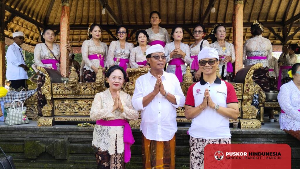 Relawan Dharma Kasmadi (kanan) Mengawal Kedua Sekaa Tari Ngatur Ayah di Pura Samuan Tiga