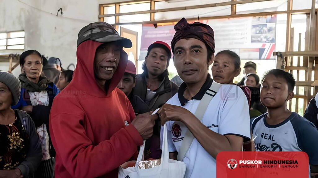 Relawan Dharma Menyerahkan Santunan Secara Simbolis