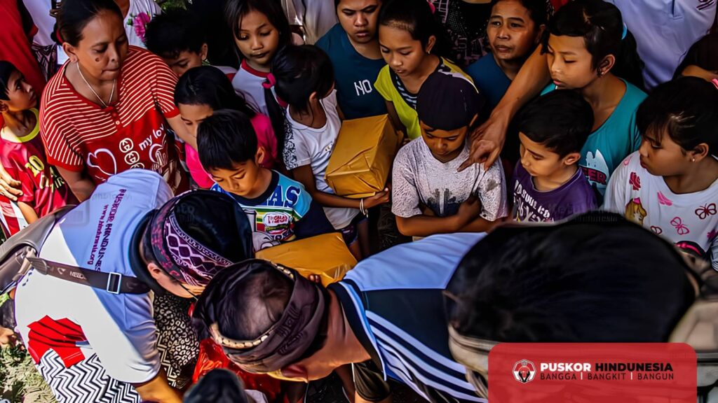 Relawan Dharma Puskor Hindunesia di tengah antusiasme anak-anak