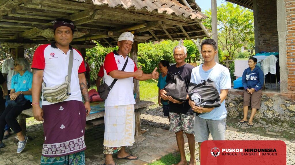 Relawan Dharma secara bersama-sama mengunjungi dan memberikan dukungan kepada para korban banjir Jembrana