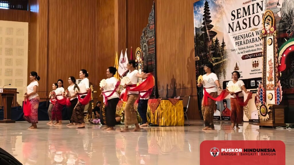 Sekaa Tari Kawitan Dharma Nusantara saat berlatih intensif Tari Saraswati Puja yang akan menjadi tarian penyambutan sakral di pembukaan seminar.