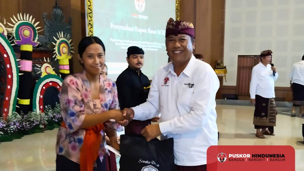 Sekretaris Jendral Dekornas Puskor Hindunesia - Anak Agung Gde Agung Menyerahkan Simbolis Bantuan
