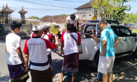 Punia dan Bantuan Logistik Diserahkan Puskor Hindunesia untuk Korban Terdampak Banjir di Jembrana