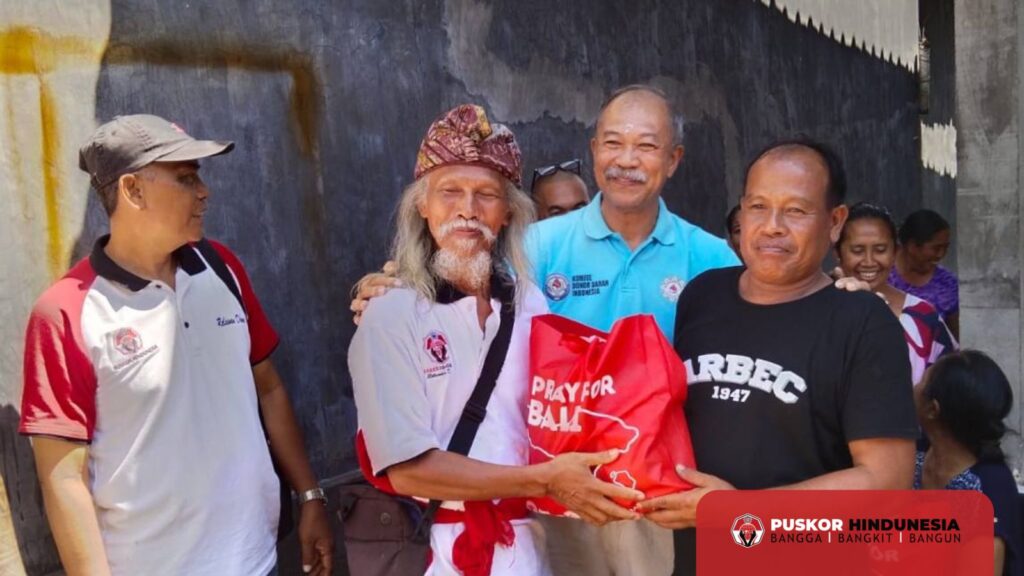 Tim Relawan setempat turut menyerahkan secara langsung sembari memberikan semangat