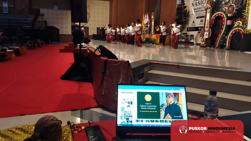 Tim digital dan sound system melakukan fine-tuning perangkat presentasi untuk menjamin kualitas siaran hybrid yang optimal bagi peserta luring maupun daring
