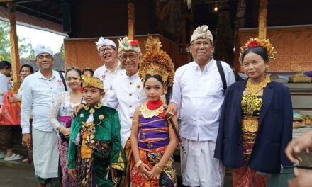 Puskor Hindunesia Hadiri Prosesi Nyenuk di Pura Dalem Balingkang Bersama Tjok Ibah