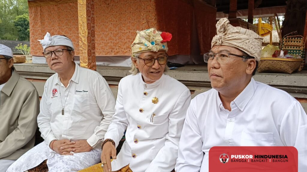 Tjokorda Raka Kerthyasa didampingi Ketua Umum dan Sekretaris Jendral Puskor Hindunesia