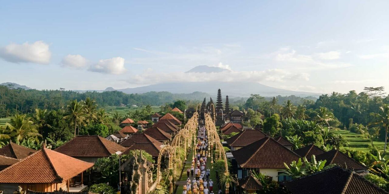 Mengapa Hari Suci Kuningan Umat Hindu Sembahyang Hingga Jam 12.00?