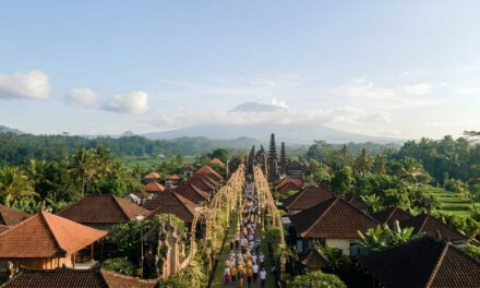 Mengapa Hari Suci Kuningan Umat Hindu Sembahyang Hingga Jam 12.00?