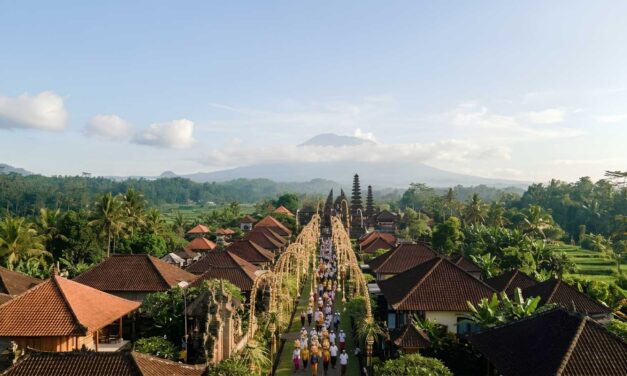 Mengapa Hari Suci Kuningan Umat Hindu Sembahyang Hingga Jam 12.00?