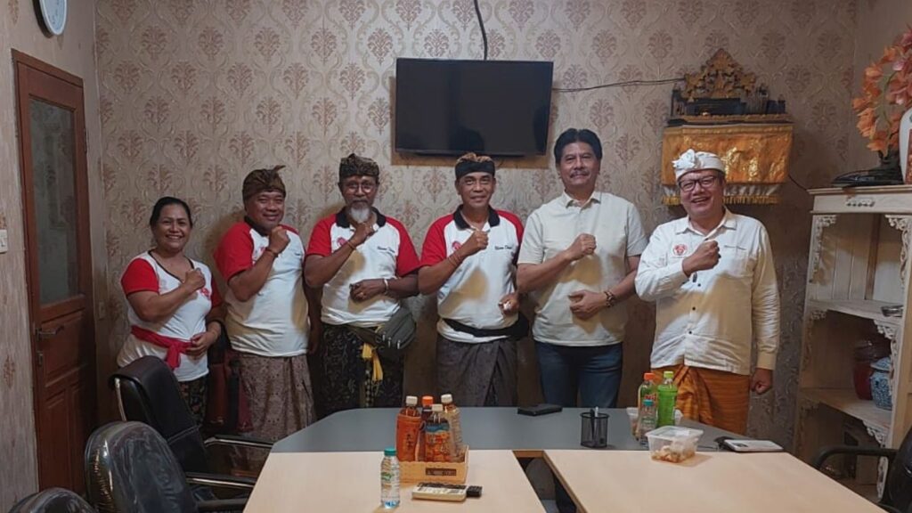 Pengurus Puskor Hindunesia berfoto dan berdiskusi hangat bersama tokoh pengusaha Hindu I Gusti Agung Ketut Suryawantara dalam audensi persiapan Festival Gerbang Nusantara 2026.