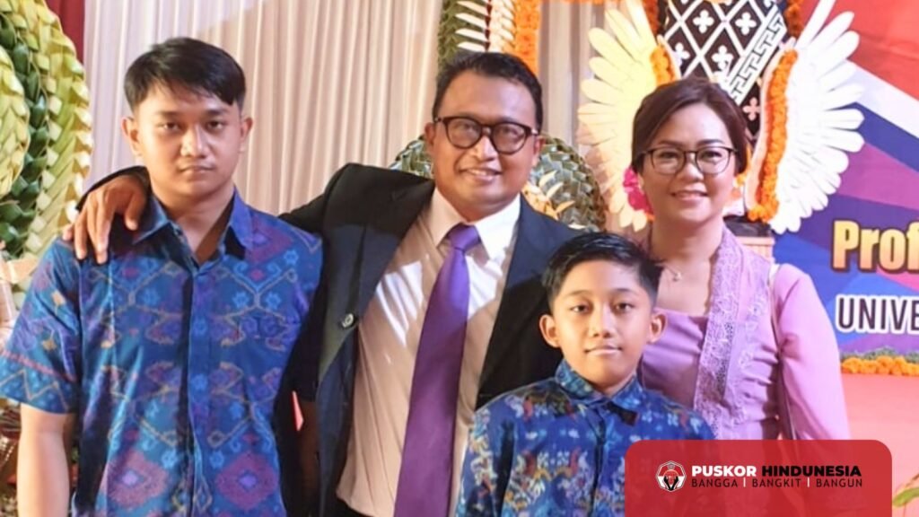 Prof Dr I Nyoman Yoga Segara SAg MHum Berfoto Bersama Keluarga