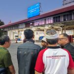 Puskor Hindunesia bersama keluarga dan instansi menanti kepulangan jenasah I Kadek Mas Heriadi di Terminal Kargo Bandara International Ngurah Rai