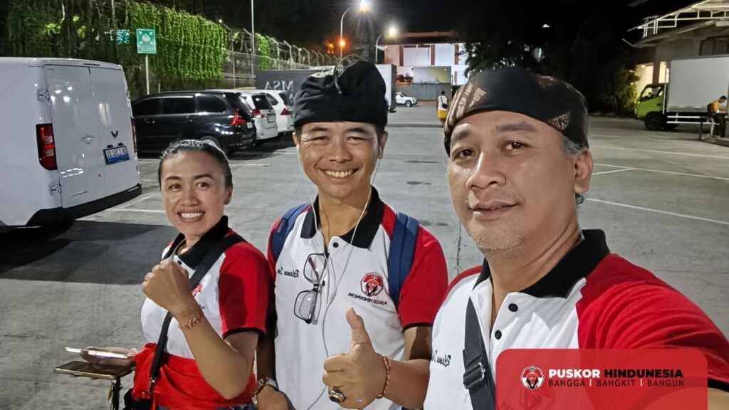 Romo Kasmadi (tengah) bersama Ibu Dayu dan Gde Wibisana