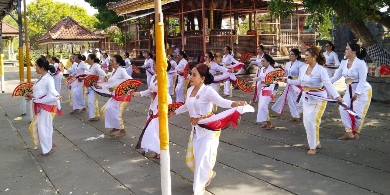 Sekaa Tari Kawitan Dharma Nusantara Ngayah di Pura Payogan Mpu Sidhimantra dan Segara Rupek