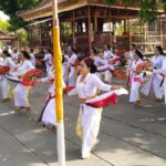 Sekaa Tari Kawitan Dharma Nusantara Ngayah di Pura Segara Rupek