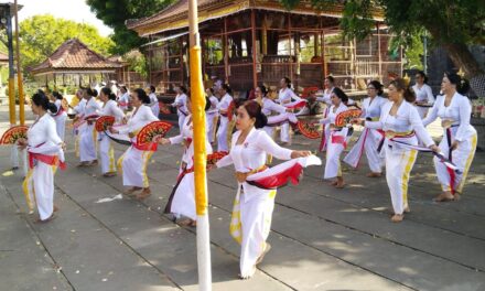 Sekaa Tari Kawitan Dharma Nusantara Ngayah di Pura Payogan Mpu Sidhimantra dan Segara Rupek