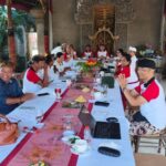Suasana Rapat Besar Panitia Gerbang Nusantara 2026 yang dipimpin oleh Ketua Umum Puskor Hindunesia di Wantilan Puri Ageng Blahbatuh Gianyar