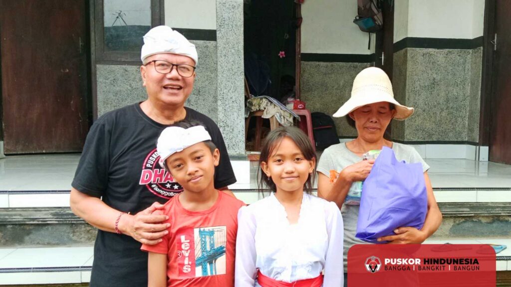 DR (HC) Ida Bagus K Susena - Berfoto bersama Putra dan Putri Beliau