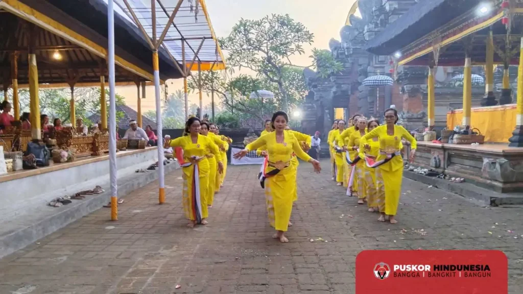 Ngayah Menari di Pura Kahyangan Jagat Dharma Durga Kutri diiringi Sekaa Gong Istri Sekar Puri Geriya Petak Gianyar