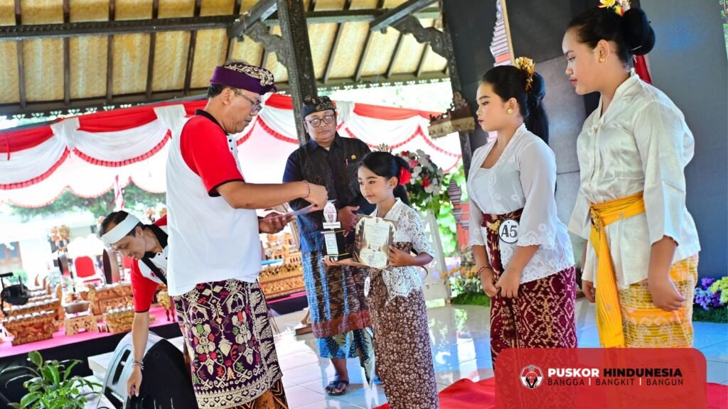 Penyerahan Piagam dan Piala Juara Lomba Mekidung oleh Ketua Panitia Festival Gerbang Nusantara